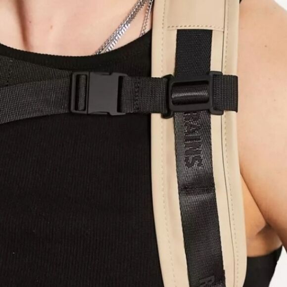 $170 RAINS MOUNTAINEER TRAIL WATERPROOF LAPTOP TAN BLACK BACKPACK TRAVEL BAG NEW - Picture 2 of 4